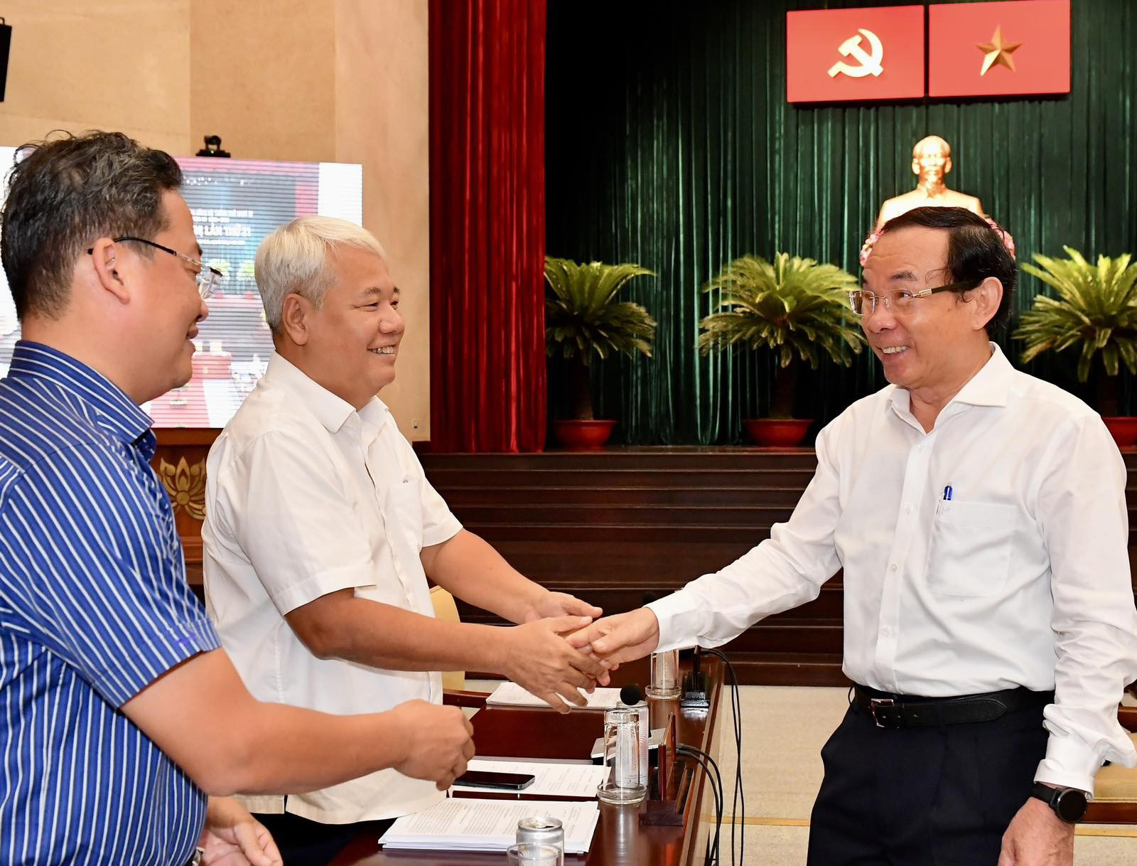 Bí thư Thành ủy TP. Hồ Chí Minh trao đổi với các đại biểu trước phiên họp (Ảnh: Việt Dũng).